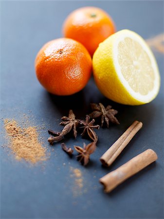 simsearch:652-03801585,k - Citrus fruit and spices for hot wine Foto de stock - Con derechos protegidos, Código: 825-06049028