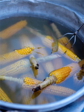 simsearch:652-07655302,k - Corn on the cobs in a pan of water Foto de stock - Con derechos protegidos, Código: 825-06049051