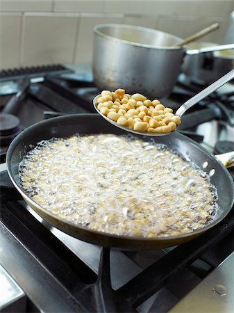 simmering - Deep-frying food in the kitchen Stock Photo - Rights-Managed, Code: 825-06049052