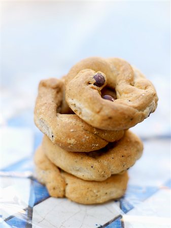 simsearch:825-06048640,k - Small hazelnut and olive breads Foto de stock - Con derechos protegidos, Código: 825-06049064