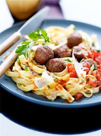 simsearch:825-06046684,k - Rindfleisch Frikadellen mit Tagliatelle in Tomatensauce Stockbilder - Lizenzpflichtiges, Bildnummer: 825-06049085