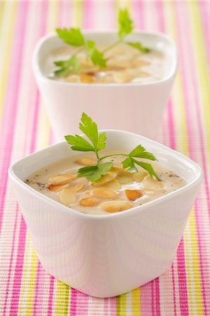 simsearch:652-03804887,k - Cauliflower and thinly sliced almond soup Foto de stock - Con derechos protegidos, Código: 825-06049131