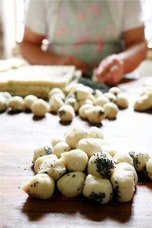 simsearch:825-06049225,k - Dough balls with black sesame seeds Foto de stock - Con derechos protegidos, Código: 825-06049133