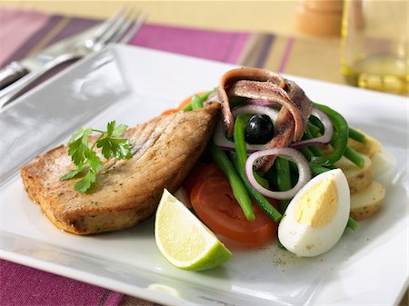 simsearch:825-06315829,k - Salade Niçoise Stockbilder - Lizenzpflichtiges, Bildnummer: 825-06049175