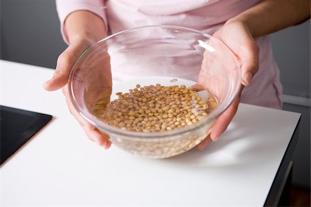 simsearch:652-03800413,k - Leaving the soya beans to soak in a bowl of cold water Foto de stock - Direito Controlado, Número: 825-06049410