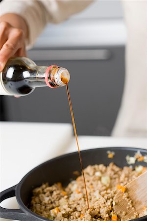 salsa de soja - Adding the soya sauce to the preparation Foto de stock - Con derechos protegidos, Código: 825-06049431