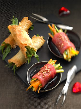 Rouleaux de parmesan et roquette, carpaccio et légumes apéritifs Photographie de stock - Rights-Managed, Code: 825-06049578