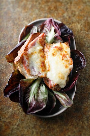 simsearch:825-05814216,k - Jambon et fromage de Laguiole grillé des sandwichs à la salade de Trévise Photographie de stock - Rights-Managed, Code: 825-06049622
