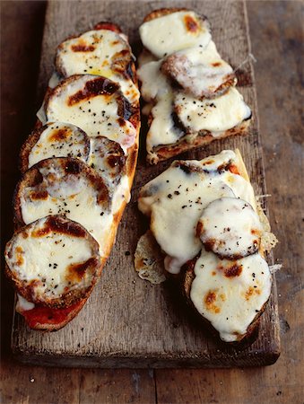 Croque-Monsieur open d'aubergine et mozzarella Photographie de stock - Rights-Managed, Code: 825-06315139