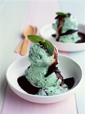 dulce de menta - Mint ice cream with dark chocolate sauce and chocolate cookies Foto de stock - Con derechos protegidos, Código: 825-06315143