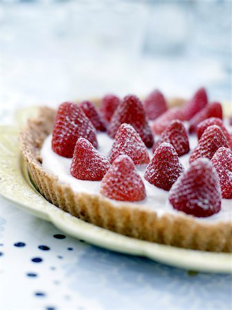 simsearch:825-05813099,k - Tarte aux fraise sans cuisson Photographie de stock - Rights-Managed, Code: 825-06315209