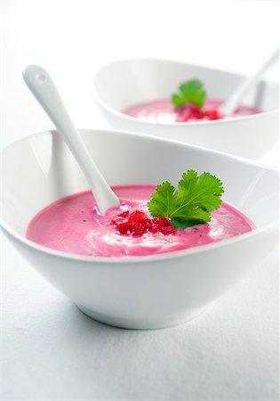 simsearch:652-05809696,k - Cream of beetroot and goat's cheese soup Foto de stock - Con derechos protegidos, Código: 825-06315340