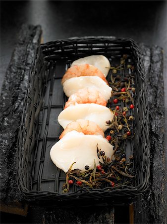 simsearch:825-05836684,k - Scallops and shrimps with green tea and pink peppercorns Fotografie stock - Rights-Managed, Codice: 825-06315367