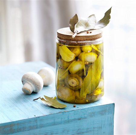 eingemachtes - Jar of mushrooms in oil Foto de stock - Con derechos protegidos, Código: 825-06315515