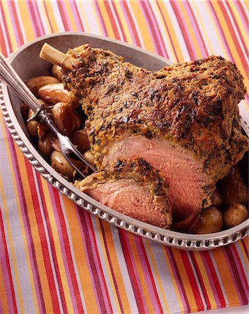 simsearch:652-03804766,k - Gigot d'agneau en croûte aux herbes Photographie de stock - Rights-Managed, Code: 825-06315594