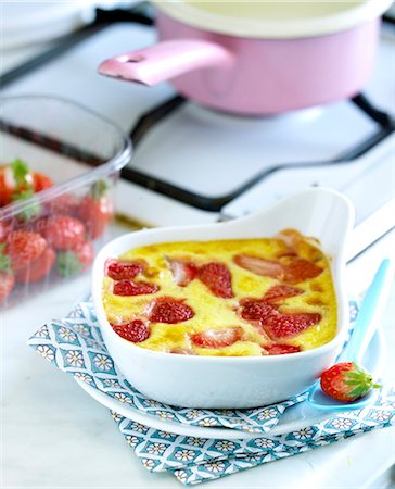 fornellino elettrico - Strawberry Crème brûlée Fotografie stock - Rights-Managed, Codice: 825-06315621