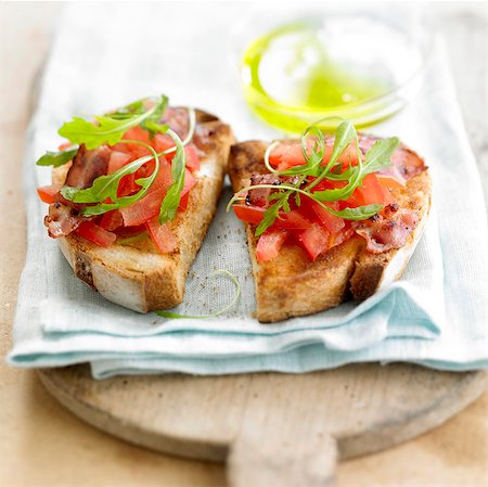 still life meat tomato - Tomate, bacon fumé et roquette Bruschetta Photographie de stock - Rights-Managed, Code: 825-06315640