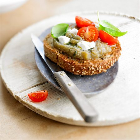 simsearch:652-01670199,k - Caviar d'aubergine et mozzarella Crostini Photographie de stock - Rights-Managed, Code: 825-06315641