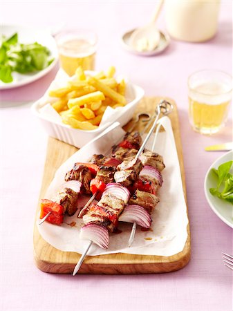 simsearch:825-07522901,k - Brochettes de boeuf, l'oignon et le poivron rouge avec fries français Photographie de stock - Rights-Managed, Code: 825-06315656