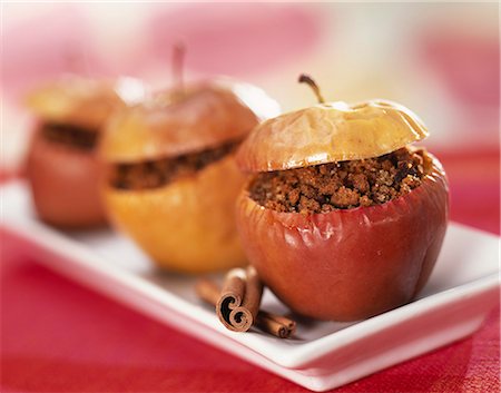 Baked apples stuffed with Bastognes Foto de stock - Con derechos protegidos, Código: 825-06315686