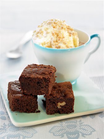 Chocolate and cashew brownie with ginger ice cream Foto de stock - Con derechos protegidos, Código: 825-06315745