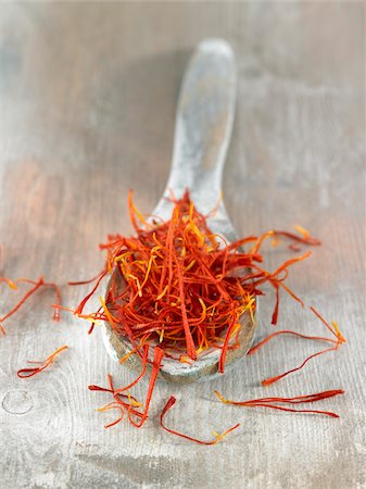 Spoonful of saffron threads Foto de stock - Con derechos protegidos, Código: 825-06315748