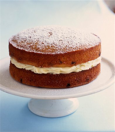 Sponge cake garnished with lemon cream Foto de stock - Con derechos protegidos, Código: 825-06315808