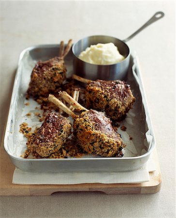 simsearch:652-03804766,k - Longe d'agneau enrobée de chapelure et herbes, potoes purée maison Photographie de stock - Rights-Managed, Code: 825-06315849