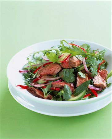 simsearch:825-06315648,k - Roast beef,cilantro and red onion salad Foto de stock - Con derechos protegidos, Código: 825-06315917