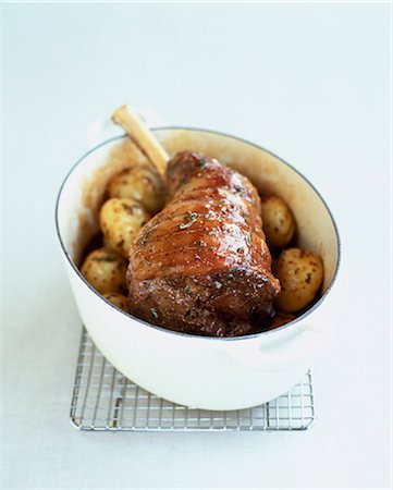 simsearch:652-03804766,k - Gigot d'agneau et pommes de terre cuites dans un plat allant au four Photographie de stock - Rights-Managed, Code: 825-06315943