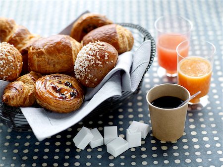 Jus de milkbread assortiment de pâtisseries, de fruits et de café pour le petit déjeuner Photographie de stock - Rights-Managed, Code: 825-06315957