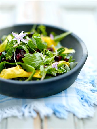 Légumes croquants et salade de fleurs comestibles Photographie de stock - Rights-Managed, Code: 825-06315979