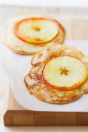 round slice - Apple pancakes Foto de stock - Con derechos protegidos, Código: 825-06316091