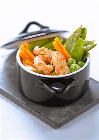 simsearch:825-06315544,k - Roast Dublin Bay prawns and vegetables in a mini casserole dish Foto de stock - Con derechos protegidos, Código: 825-06316113