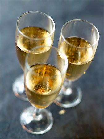 Champagne with gold flakes Foto de stock - Con derechos protegidos, Código: 825-06316207