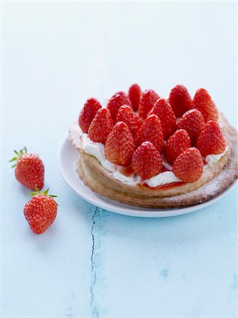 summer dessert - Strawberry and cream cake Foto de stock - Con derechos protegidos, Código: 825-06316217