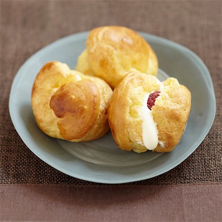 Choux buns filled with mascarpone and raspberries Foto de stock - Con derechos protegidos, Código: 825-06316281