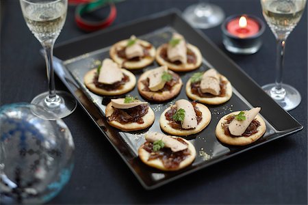 simsearch:652-03803349,k - Foie gras and onion chutney tartlets Foto de stock - Con derechos protegidos, Código: 825-06316376