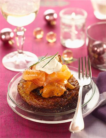 salmon pink - Crisp potato cake with smoked salmon Stock Photo - Rights-Managed, Code: 825-06316391