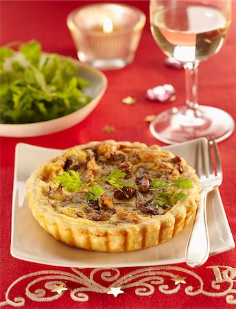 simsearch:825-06045906,k - Pleurotus mushroom and walnut tartlet Foto de stock - Con derechos protegidos, Código: 825-06316408