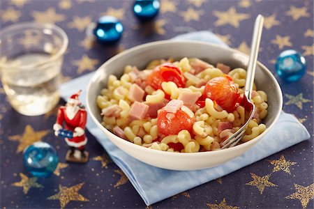 short pasta - Shell pasta with diced ham and cherry tomatoes Stock Photo - Rights-Managed, Code: 825-06316411