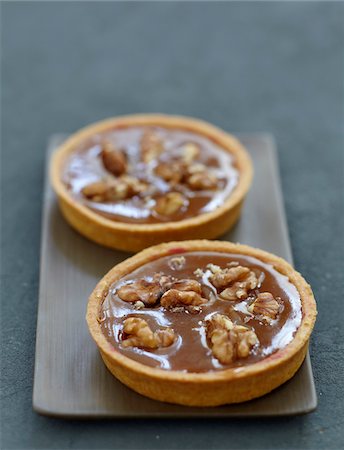 simsearch:652-03804981,k - Toffee and walnut tartlet Foto de stock - Con derechos protegidos, Código: 825-06316422