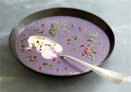 simsearch:825-06315305,k - Cream of purple potato soup Foto de stock - Direito Controlado, Número: 825-06316526