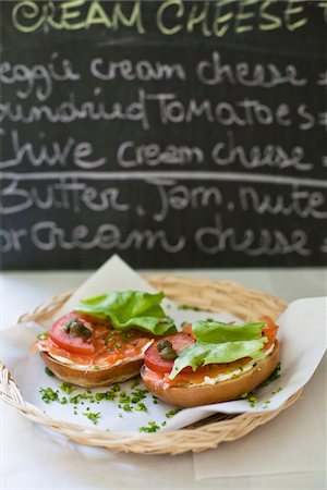 Smoked salmon,cheese,tomato and caper bagel sandwich Foto de stock - Con derechos protegidos, Código: 825-06316537