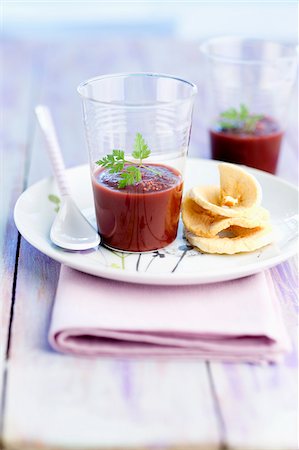 simsearch:652-03802464,k - Cream of beetroot soup with sliced Granny Smith apple Foto de stock - Con derechos protegidos, Código: 825-06316567