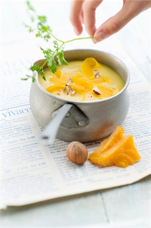 simsearch:825-06817788,k - Parsnip soup with mimolette and crushed hazelnuts Foto de stock - Con derechos protegidos, Código: 825-06316587