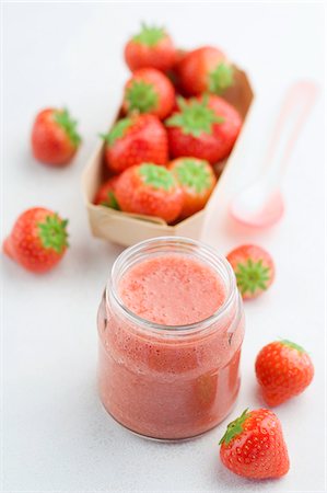 simsearch:825-06816061,k - Smoothie aux fraises Photographie de stock - Rights-Managed, Code: 825-06316597