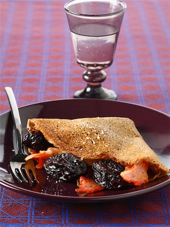 Buckwheat pancake with prunes and bacon Foto de stock - Con derechos protegidos, Código: 825-06316608