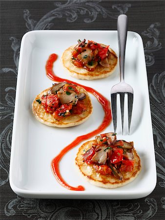 Blinis with ceps and tomatoes Foto de stock - Con derechos protegidos, Código: 825-06316613