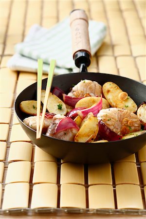 simsearch:652-05808097,k - Lotte, pommes de terre Ratte et oignons rouges cuites dans un wok Photographie de stock - Rights-Managed, Code: 825-06316689